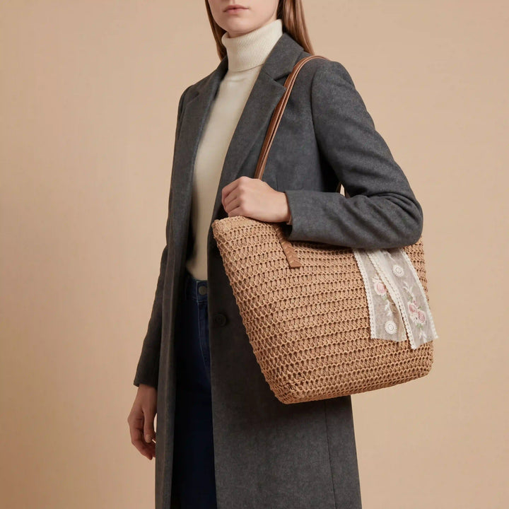 Cartera tote minimalista de rafia